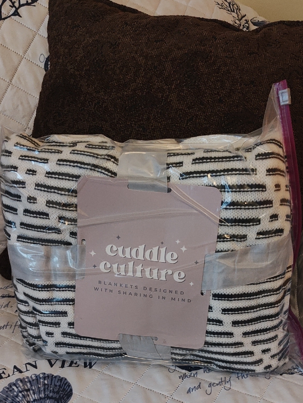 (NWOT) CUDDLE CULTURE BLANKET